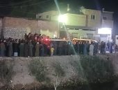 7 نعوش من قريتين بقنا.. تشييع جثامين ضحايا لقمة العيش في حادث مطروح.. مباشر