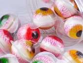 خبيرة نفسية تحذر من تأثير الحلويات ذات الأشكال العنيفة على نفسية الأطفال