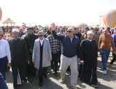 بمسيرة شعبية.. محافظ الوادى الجديد يدشن ثانى قوافل العزة إلى أهل غزة