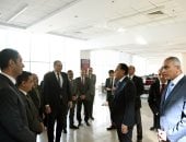 بعد اليمين الدستورية.. مدبولى يمر على الموظفين بقطاعات مجلس الوزراء "صور"