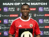 الشحات يحتفل مع ديانج بجائزة رجل المباراة بطريقة خاصة