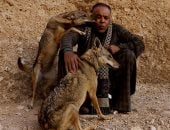 مغامرة داخل جبل بسوهاج.. شاب صعيدي يربي ذئبين في منزله (فيديو وصور)
