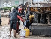 قطرة تساوى حياة.. معاناة النازحين فى غزة للحصول على المياه