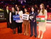 رفع لافتات إيران حرة على السجادة الحمراء لمهرجان برلين السينمائي