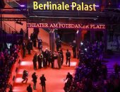 انطلاق مهرجان برلين فى دورته الـ76.. السياسة تسيطر على الأجواء.. فلسطين حاضرة فى النقاشات ورفع شعارات إيران حرة على السجادة الحمراء.. المهرجان يمنح ميشيل يوه الدب الذهبى الفخرى.. صور
