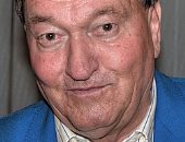 من روج مزاعم بناء الفضائيين للأهرامات في الغرب؟.. مؤلف باع ملايين الكتب