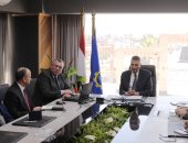 محافظ أسوان يبحث دعم الاتصالات بالمناطق النائية