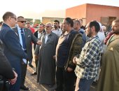 محافظ جنوب سيناء يجرى جولة ميدانية لتفقد ساحات الشاحنات بمدينة نويبع 