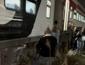 تفاصيل خروج عربة قطار عن القضبان بخط «القاهرة - الإسكندرية» دون إصابات.. صور