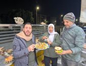 تجربة بحرية غير معتادة فى السويس.. عشاء كامل من المحاريات مع «فتحى شو»