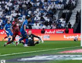 الهلال ضد الاتفاق.. الزعيم يتقدم بهدفي كنو والدوسري فى الشوط الأول