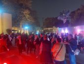 إقبال الجمهور على أبواب الأوبرا قبل بدء ليلة عيد الحب الثانية