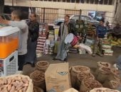 بالطبل والمزمار.. بياعين الياميش يروجون بضاعتهم فى سوق الساحل