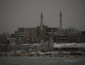 بين البحر والخيام.. 11 مشهدًا توثق معاناة النازحين على شواطىء غزة