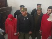 الزوجة وعشيقها بالبدلة الحمراء بعد قتل الزوج.. مباشر من المحكمة بالمنصورة