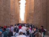 سياح من شتى بقاع العالم يعيشون أجواء شتوية ممتعة بين معابد ومقابر الأقصر.. صور