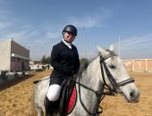 من مدرجات الطب إلى صهوة الحصان.. جنة عبدالفتاح طالبة طب بشرى بدرجة فارسة..  18 عامًا من الحلم والطموح بين سماعة الطبيب وصهيل الخيل..  «جود» رفيقة طريقها.. وتؤكد: الفروسية صنعت نجاحي وأحلم بتمثيل مصر عالميا