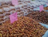 منتجات مطروح الطبيعية على موائد رمضان.. البلح وزيت الزيتون والمخلل تزين محلات مطروح.. اعتماد الأساليب التقليدية والأسمدة العضوية تميز منتجات مطروح وسيوة.. واحة سيوة من أكبر منتجى التمور للأسواق المحلية والتصدير