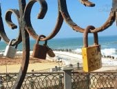 أشهر مكان للاحتفال بعيد الحب فى الإسكندرية.. أقفال الحب الأبدى تزين كوبرى ستانلى 14 فبراير من كل عام.. العشاق يضعون أقفال جديدة تحمل الأحرف الأولى من أسمائهم وعبارات الغرام.. فيديو وصور