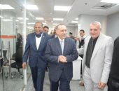 محافظ أسيوط يتفقد مركز الخدمات المميز بالغرفة التجارية