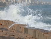 جو الإسكندرية قلب.. رياح شديدة محملة بالأتربة وارتفاع مفاجئ للأمواج.. فيديو