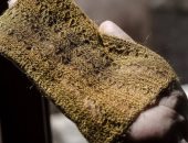 العلماء يعيدون نسيجًا ذهبيًا أسطوريًا مفقودًا منذ 2000 عام