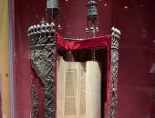 كنوز نادرة بمتحف الغردقة.. نسخة مدهبة من المصحف وصندوق لفائف التوراة.. صور