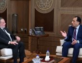 رئيس الوزراء يلتقي محافظ البنك المركزي لبحث عدد من الملفات المهمة