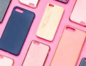 رحلة تطور "كوفر الموبايل" فى عالم الموضة.. من الشفافية إلى الغرابة