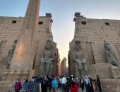 أرض التاريخ عشق الأجانب.. إقبال كبير من سياح دول أوروبا وآسيا والأمريكيتين على الكرنك ووادي الملوك.. والفرنسيون يهنئون الشعب المصري بقدوم رمضان.. والبالون الطائر يقدم المتعة لـ1800 سائح على متن 75 رحلة.. صور