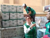 الفنانة لبلبة تشارك فى تعبئة كراتين مصر الخير وتتمنى رمضان كريم لكل المصريين