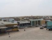 «الطبلية».. مشروع بسيط يصنع اقتصاد سوق الشلاتين الدولي.. أكشاك خشبية منخفضة التكاليف تُشكل نموذجًا فريدًا للتجارة الشعبية.. وتمنح المنطقة الطابع البسيط في البناء.. وسمن الماعز ولبن الجمال أبرز المعروضات.. صور