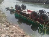 انقلاب سيارة تريلا محملة بالدقيق فى ترعة كوم أمبو بأسوان.. صور