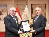 رئيس هيئة قضايا الدولة يهنئ وزير العدل بتوليه منصبه الجديد.. صور