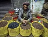 رمضان فى اليمن.. انتعاش حركة العطارة والمكسرات استقبالا للشهر الكريم