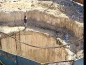 مفاجأة.. كيف سقط ميكروباص بحفرة الزاوية الحمراء رغم وجود الحواجز؟ (فيديو)