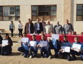 وكيل تعليم الأقصر يكرم أوائل المرحلة الإعدادية بمدرسة الأقصر للتعليم الأساسى.. صور
