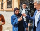 شهر الفرحة.. رئيس حى الزهور بـ بورسعيد يوزع الفوانيس على الموظفين والمواطنين  