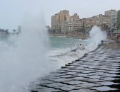 أجواء طقس رائعة مع ارتفاع أمواج البحر على سواحل الإسكندرية 
