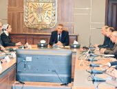 محافظ جنوب سيناء يعقد اجتماعًا مع رؤساء المدن ومديري الإدارات عقب توليه مهام عمله