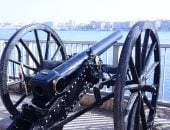 مدفع رمضان يعود إلى الكورنيش الغربى بسوهاج.. تحول من سلاح حرب إلى طقس سنوى يوقظ الذاكرة ويصنع البهجة.. يتجاوز عمره مائة عام.. وشاب قبطى عن إطلاق المدفع التاريخى: هذه اللحظة توحد القلوب.. صور