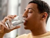 ما هى كمية الماء التى يجب شربها على الفطار.. ونصائح للوقاية من الجفاف