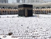 المصلون والمعتمرون يؤدون صلاة الجمعة الأولى في رمضان بالمسجد الحرام