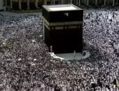 المصلون يحتشدون لأداء صلاة الجمعة الأولى من رمضان بالحرم.. فيديو