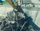 الرى تزيل 4 أعمدة خرسانية مخالفة داخل المجرى المائى لترعة بسوهاج