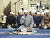 الأزهر يقدِّم طالب بكلية الطب كأول طالب جامعى يؤم المصلين فى الجامع الأزهر.. صور