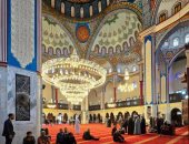 إبداع هندسى استغرق 50 عامًا.. أول خطبة جمعة في مسجد الرحمن بالمظلات..فيديو