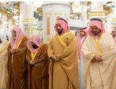 ولى العهد السعودى يزور المسجد النبوى ويؤدى الصلاة فى الروضة الشريفة