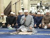 أخبار × 24 ساعة.. الأزهر يقدِّم طالب بكلية الطب كأول طالب جامعى يؤم المصلين فى الجامع الأزهر