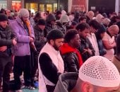 مسلمون يقيمون صلاة التراويح في ساحة بميدان تايمز سكوير في نيويورك.. فيديو